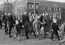 127253 Afbeelding van de kinderen van de lagere school aan de Abstederdijk te Utrecht onder begeleiding van militairen ...